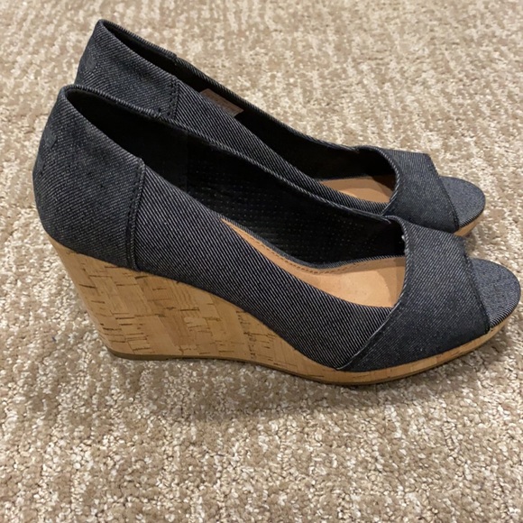 Denim Toms wedge open-toed shoes - size 7.5 - Picture 2 of 4